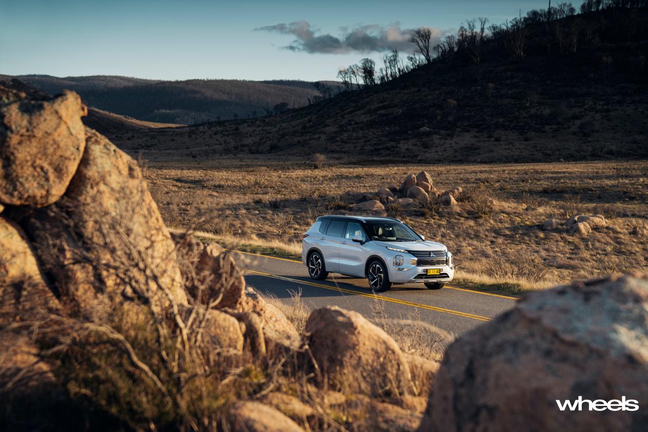 2022_Mitsubishi_Outlander_Exceed_Tourer_White_Diamond_static_front_scenery_Australia