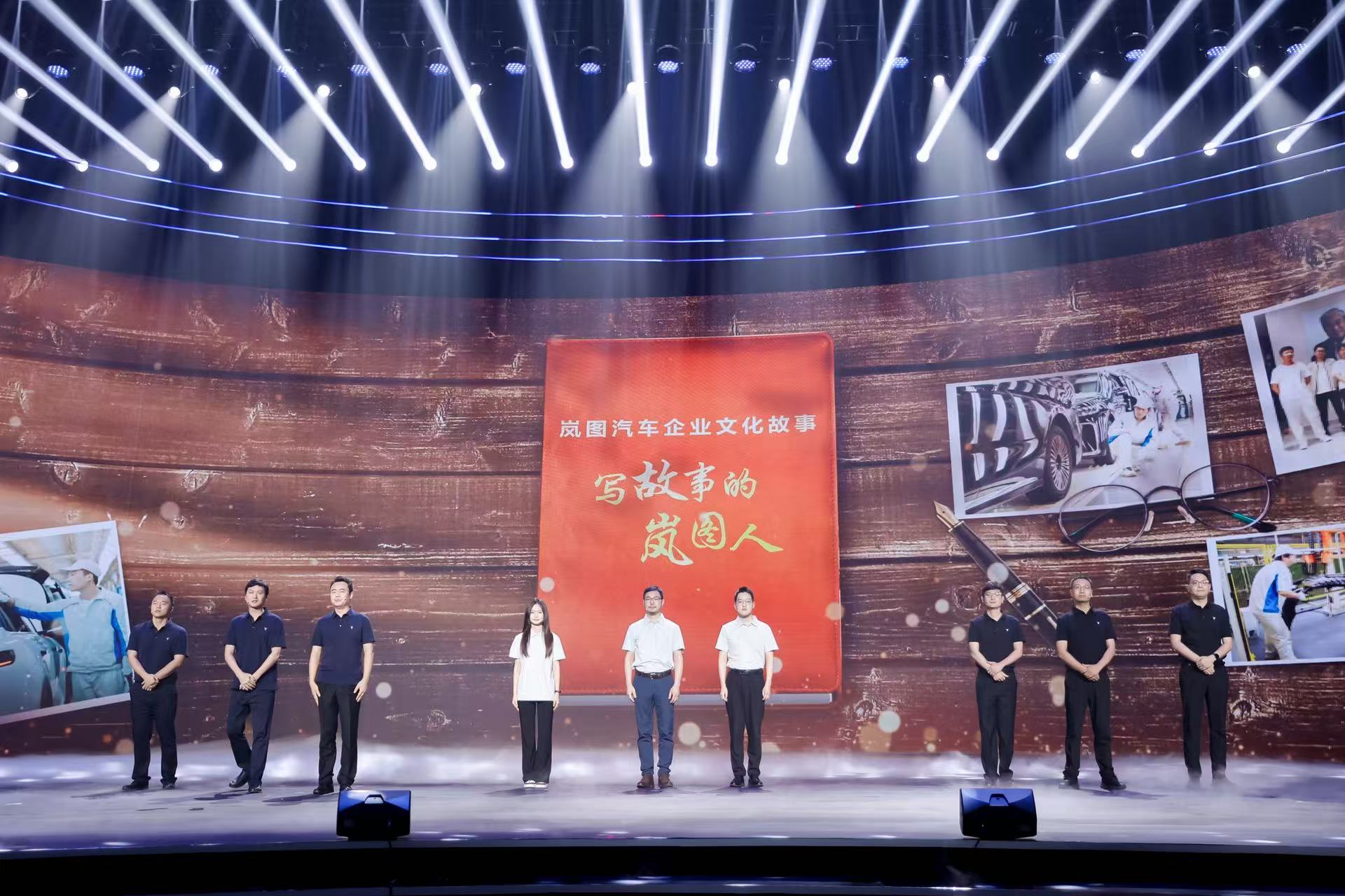图片包含 路, 建筑, 桌子, 女人描述已自动生成