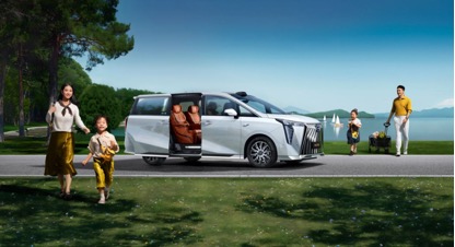 男人和女人在路上走中度可信度描述已自动生成