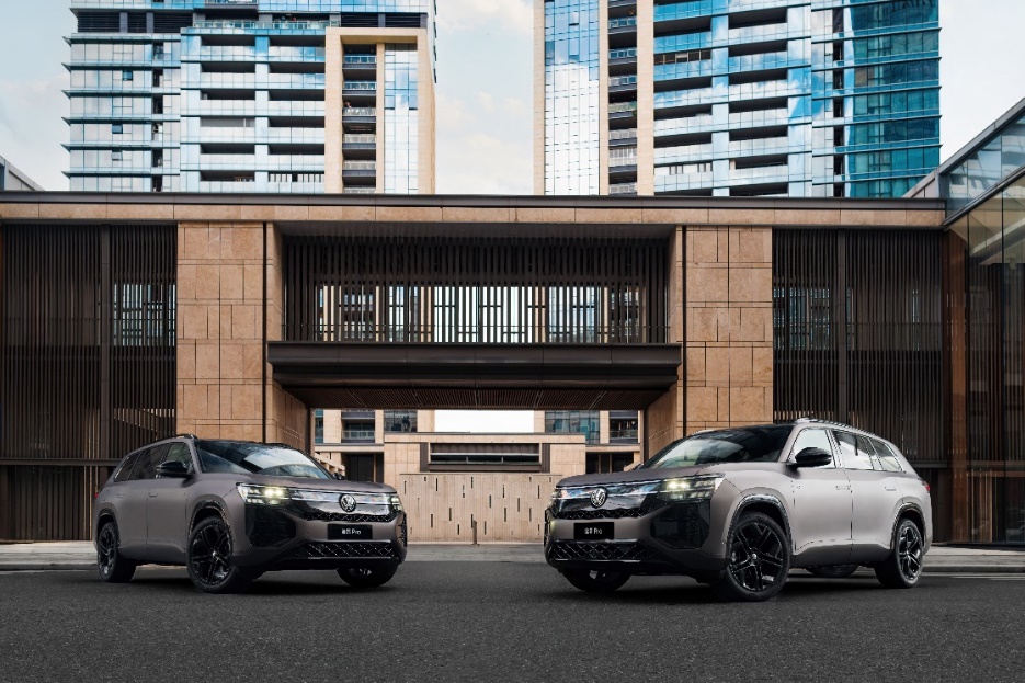 街道边的建筑和汽车AI 生成的内容可能不正确。