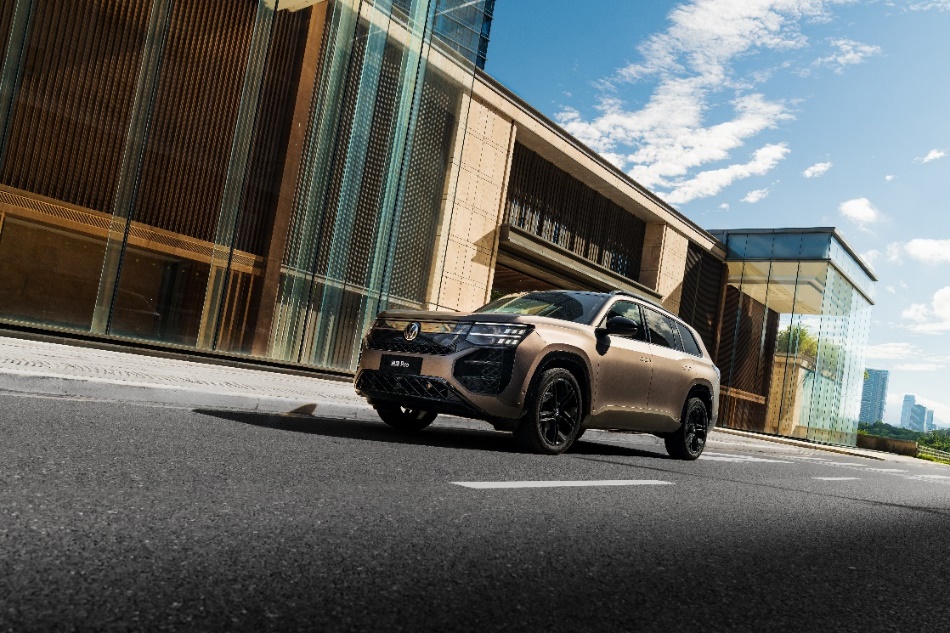 街道边的彩绘汽车AI 生成的内容可能不正确。