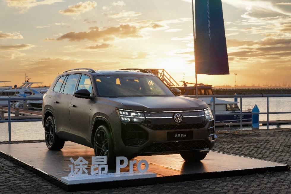 沙滩上的汽车AI 生成的内容可能不正确。