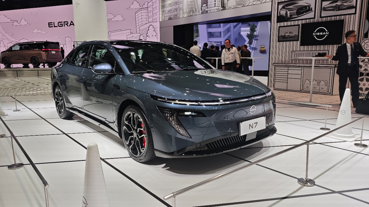 汽车停在雪地上AI 生成的内容可能不正确。