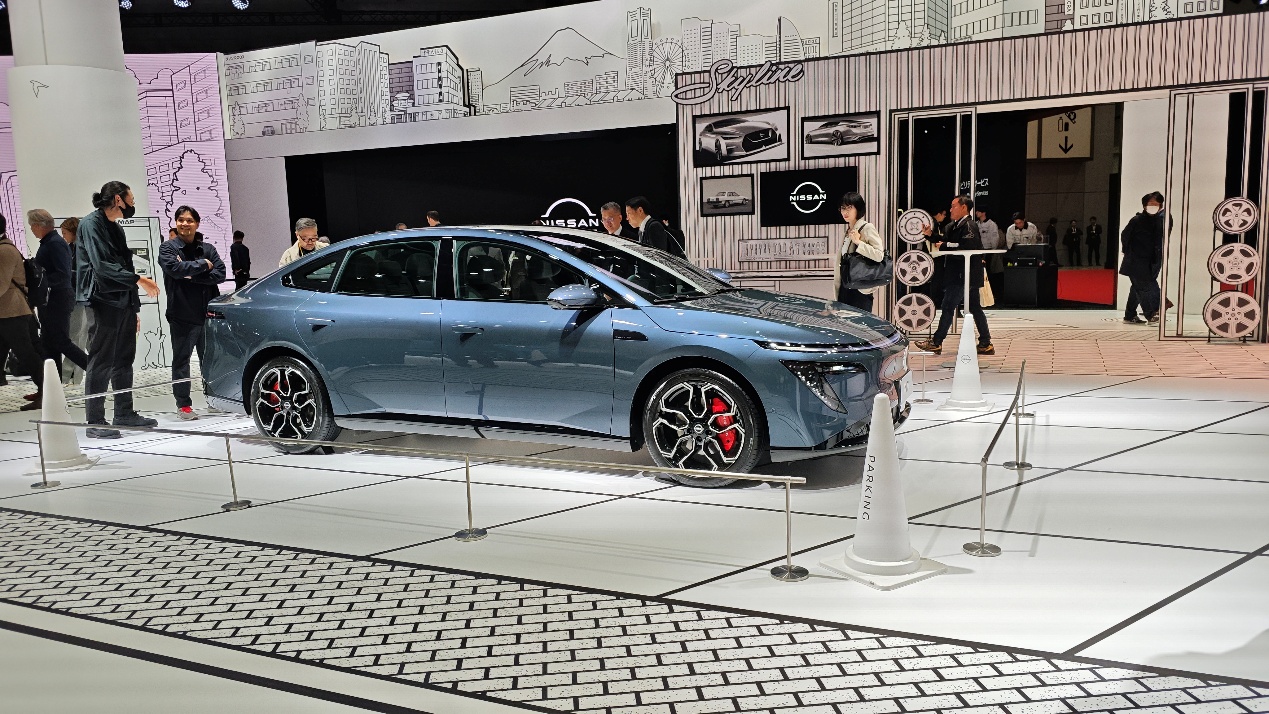 人们在街道上AI 生成的内容可能不正确。