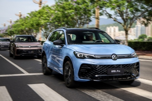 汽车停在路上AI 生成的内容可能不正确。