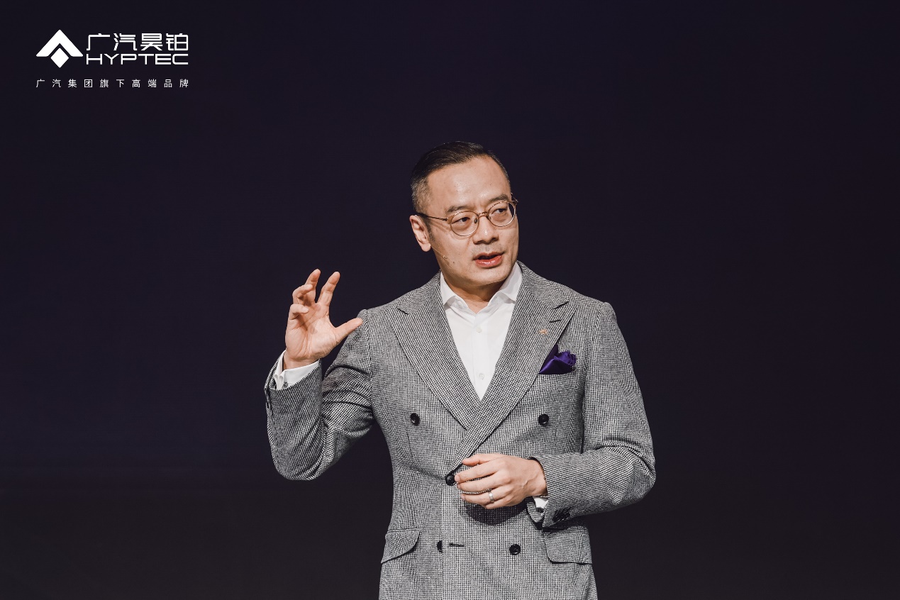 男人伸出手AI 生成的内容可能不正确。